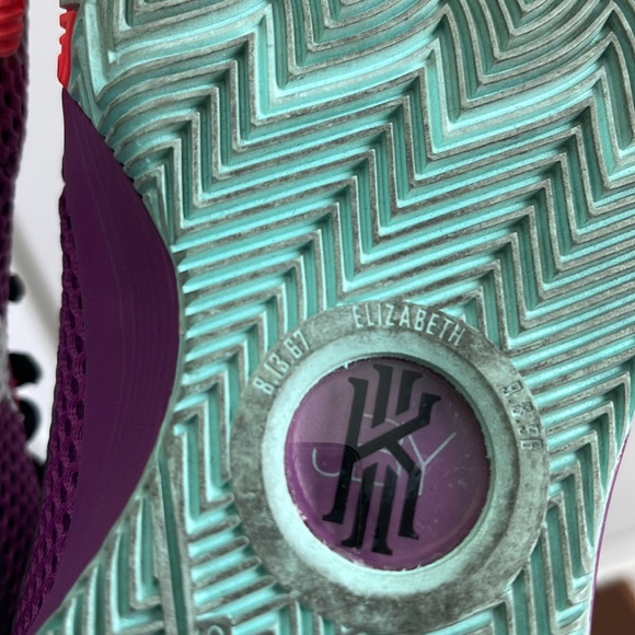 Kyrie Irving 1  'Easter' Edition - Picture 12 of 16